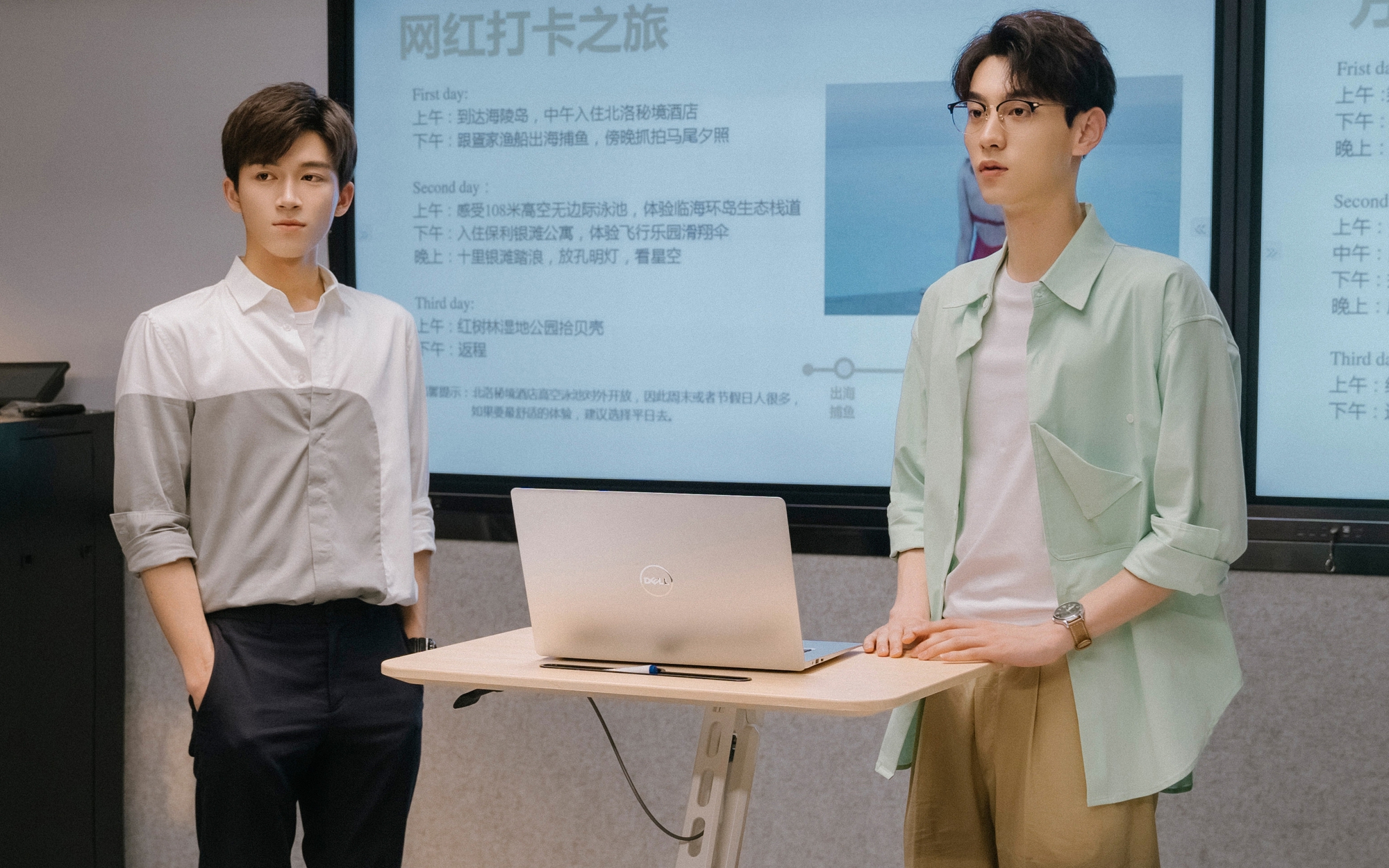 Mỹ nhân cứ đóng phim với ai là người đó đổi đời thành sao hạng A, đẹp như búp bê còn có số vượng phu quá đỉnh- Ảnh 1.