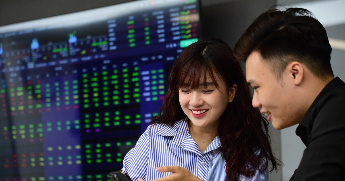 Chứng khoán áp sát đỉnh lịch sử: Chốt lời hay mua tiếp?- Ảnh 1. Chứng khoán áp sát đỉnh lịch sử: Chốt lời hay mua tiếp?- Ảnh 1.