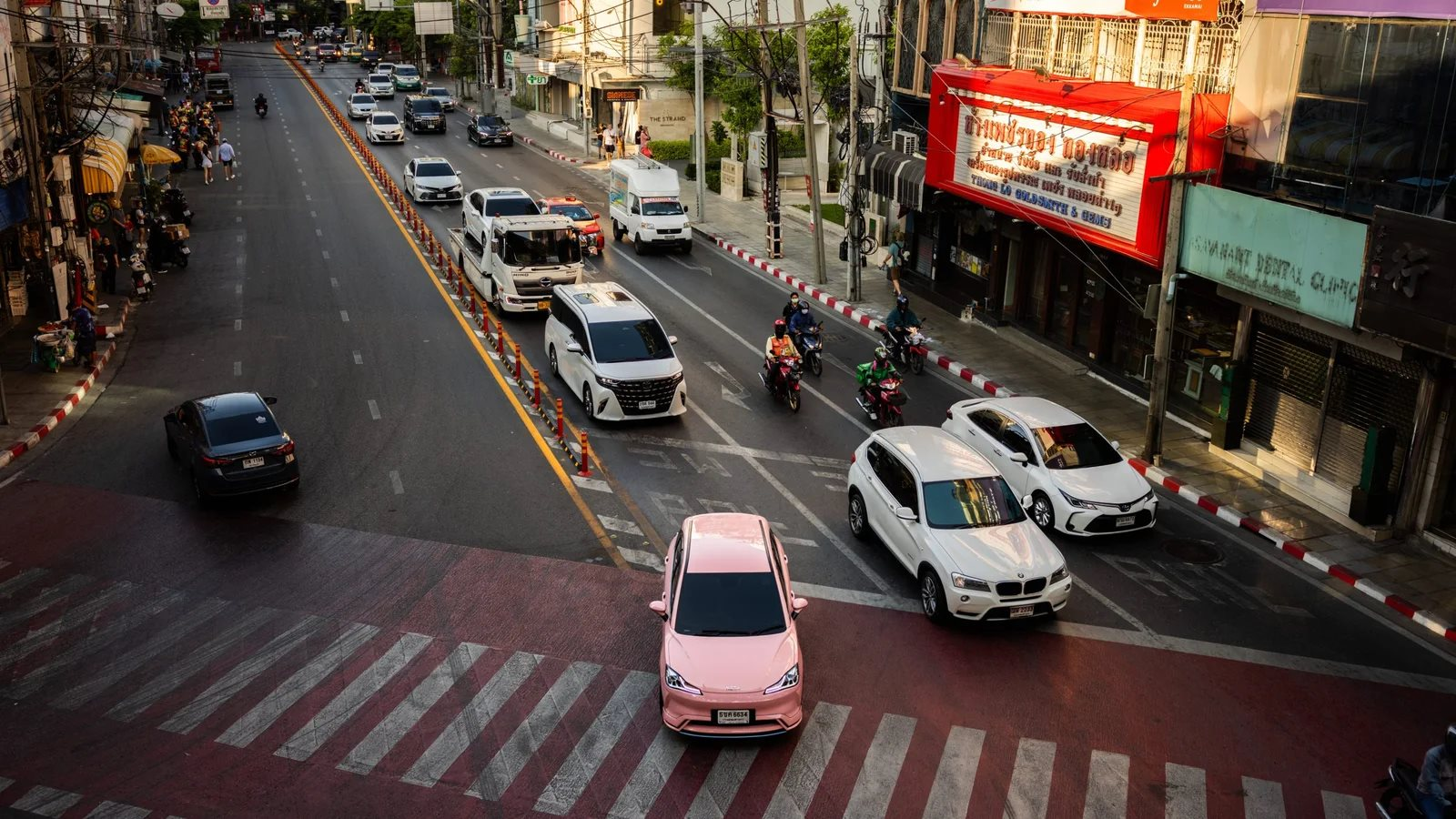 Chuyện lạ ở quốc gia hàng xóm Việt Nam: Dân rất giàu mà chẳng hiểu sao cứ bảo dùng xe điện là "trốn mất"- Ảnh 1. Chuyện lạ ở quốc gia hàng xóm Việt Nam: Dân rất giàu mà chẳng hiểu sao cứ bảo dùng xe điện là "trốn mất"- Ảnh 1.