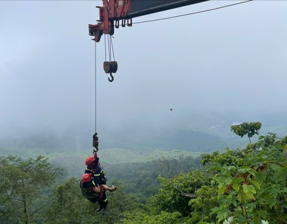 Hàng chục cảnh sát giải cứu hai người đi xe máy lao xuống vực ở Ba Vì- Ảnh 1. Hàng chục cảnh sát giải cứu hai người đi xe máy lao xuống vực ở Ba Vì- Ảnh 1.