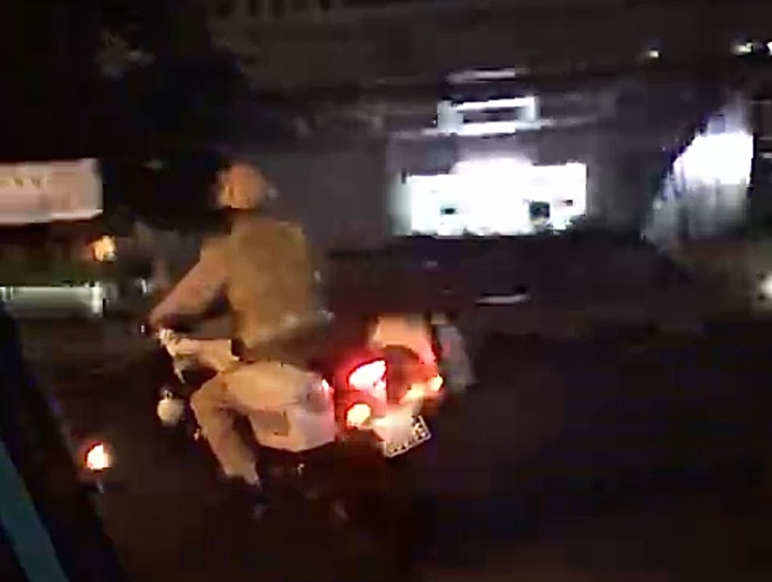 CSGT mở đường, đưa bé trai co giật, tím tái trên cao tốc đến bệnh viện ở TP HCM- Ảnh 1.