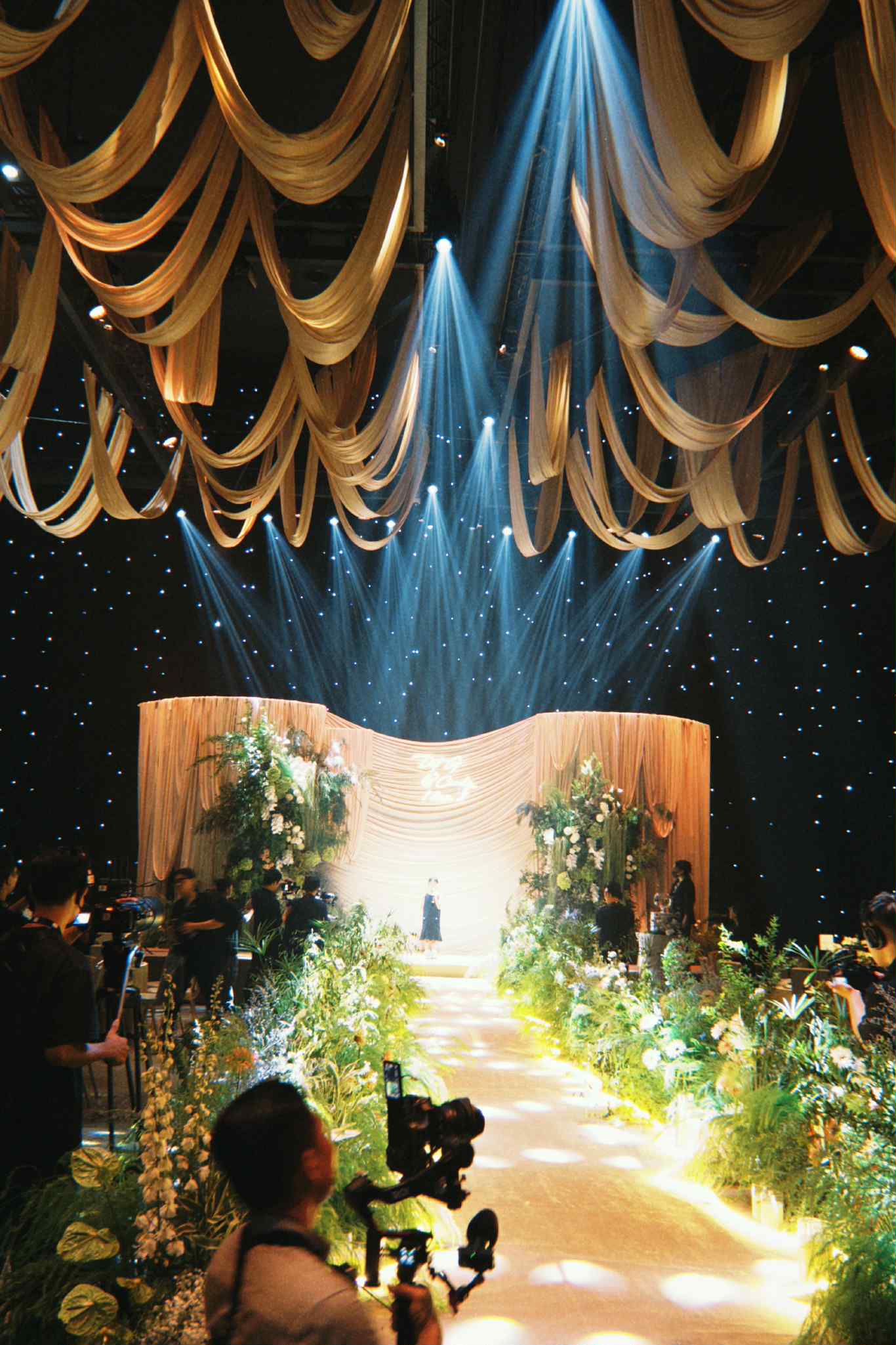 Đám cưới Đạt G - Cindy Lư: Chi Pu - Thiều Bảo Trâm đọ sắc "cam thường", Tiến Luật và nửa showbiz đổ bộ- Ảnh 1.