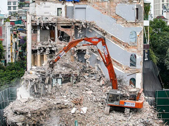 Cận cảnh những công đoạn cuối cùng của quá trình phá dỡ tòa nhà Hàm cá mập- Ảnh 6. Cận cảnh những công đoạn cuối cùng của quá trình phá dỡ tòa nhà Hàm cá mập- Ảnh 6.