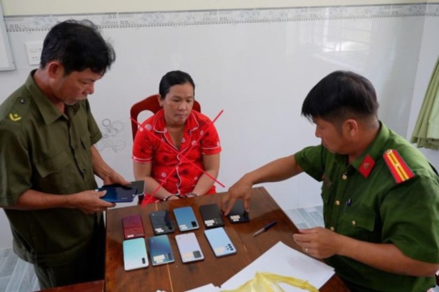 Công an bắt giữ Nguyễn Thị Nỡ- Ảnh 1. Công an bắt giữ Nguyễn Thị Nỡ- Ảnh 1.