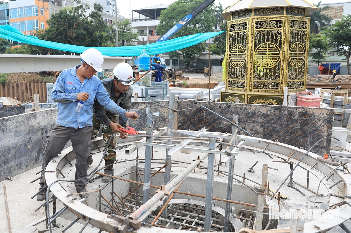 Cảnh tượng 'lạ' trên sông Tô Lịch khiến ai cũng phải ngoái nhìn: Sẽ hoàn thành trong tháng sau- Ảnh 3. Cảnh tượng 'lạ' trên sông Tô Lịch khiến ai cũng phải ngoái nhìn: Sẽ hoàn thành trong tháng sau- Ảnh 3.