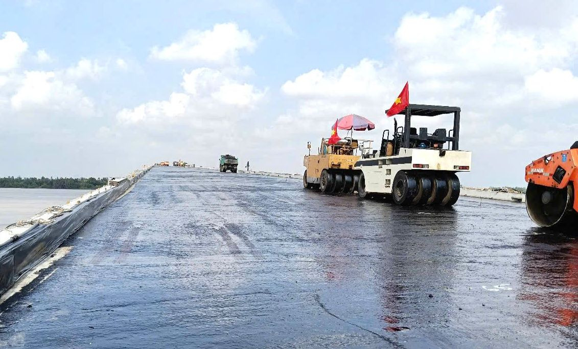 600 người căng mình 'cõng bê tông' vượt sông, quyết đưa cây cầu 8.000 tỷ đồng 'về đích' trước Quốc khánh- Ảnh 2. 600 người căng mình 'cõng bê tông' vượt sông, quyết đưa cây cầu 8.000 tỷ đồng 'về đích' trước Quốc khánh- Ảnh 2.