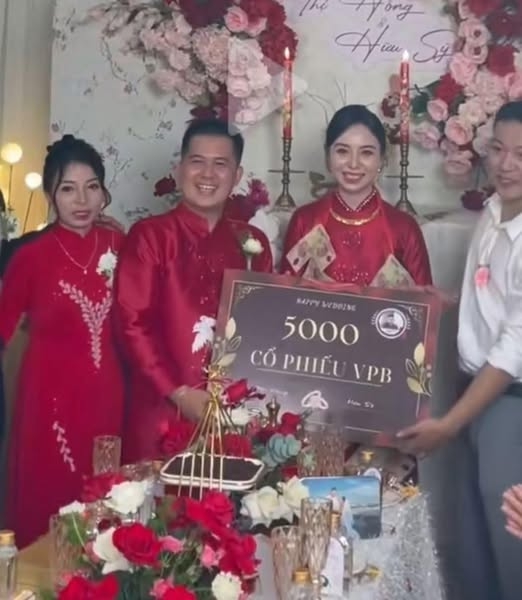 Đôi vợ chồng vừa được mừng cưới 5.000 cổ phiếu VPB nhận "lãi to" sau 1 phiên giao dịch: Đám cưới viral vì món quà "thịnh vượng"- Ảnh 2.
