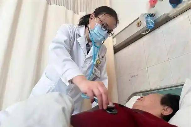 Bệnh viêm tụy đe dọa tính mạng người bệnh: Mối nguy từ việc ăn 3 thứ này vào ngày nắng nóng- Ảnh 2.