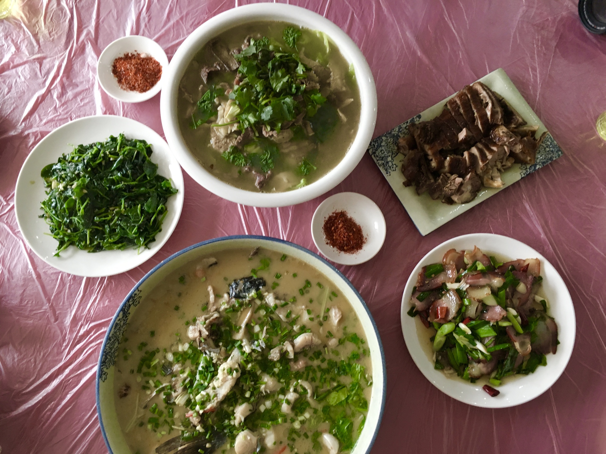 Đi ăn cơm bình dân ở Trung Quốc, khách Việt "ngớ người" khi thấy một thứ phủ trên bàn: "Không ngờ họ lắm chiêu đến vậy"- Ảnh 2. Đi ăn cơm bình dân ở Trung Quốc, khách Việt "ngớ người" khi thấy một thứ phủ trên bàn: "Không ngờ họ lắm chiêu đến vậy"- Ảnh 2.