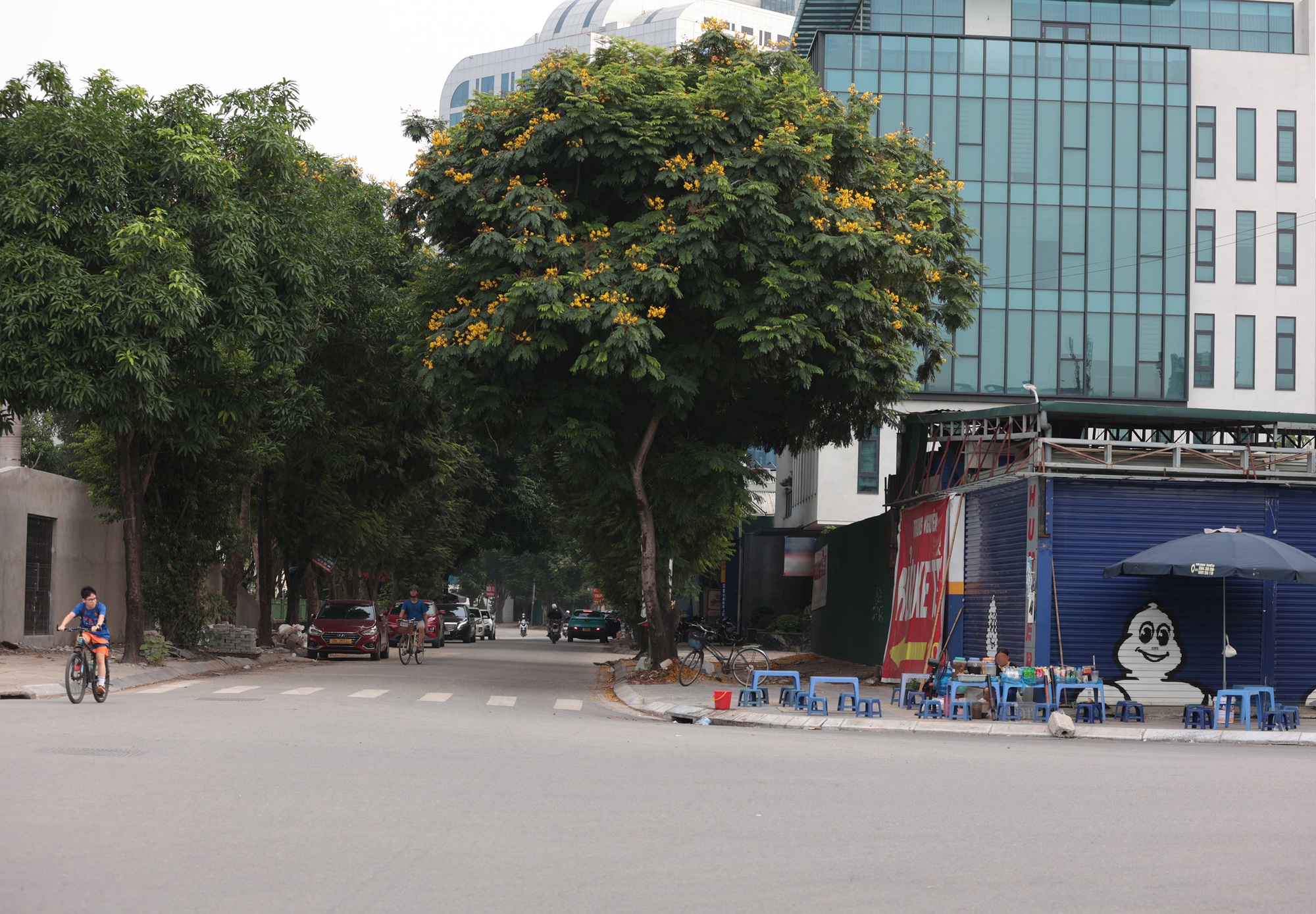 Vỉa hè Hà Nội tiếp tục bị “nuốt chửng” bởi hàng quán, người đi bộ xuống lòng đường nhường cho... người đi nhậu- Ảnh 1.