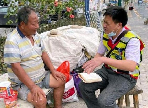 Chủ tịch sở hữu khối tài sản hơn 364 tỷ đồng bỗng phá sản, phải ra đường ăn xin: 20 năm trước ruồng rẫy vợ con, ngày trở về nghe quý tử nói 1 câu mà nghẹn lòng- Ảnh 1. Chủ tịch sở hữu khối tài sản hơn 364 tỷ đồng bỗng phá sản, phải ra đường ăn xin: 20 năm trước ruồng rẫy vợ con, ngày trở về nghe quý tử nói 1 câu mà nghẹn lòng- Ảnh 1.