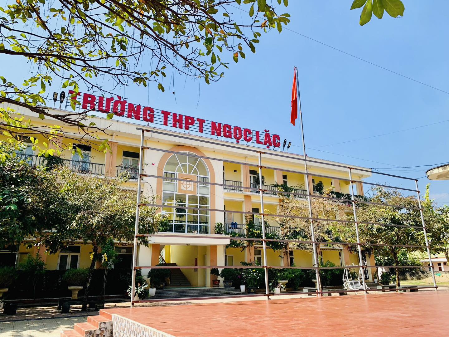 Gian lận thi lớp 10 ở Thanh Hóa: Từ bài thi điểm cao bất thường, lộ bí mật của 1 hiệu trưởng và 5 giáo viên- Ảnh 2. Gian lận thi lớp 10 ở Thanh Hóa: Từ bài thi điểm cao bất thường, lộ bí mật của 1 hiệu trưởng và 5 giáo viên- Ảnh 2.