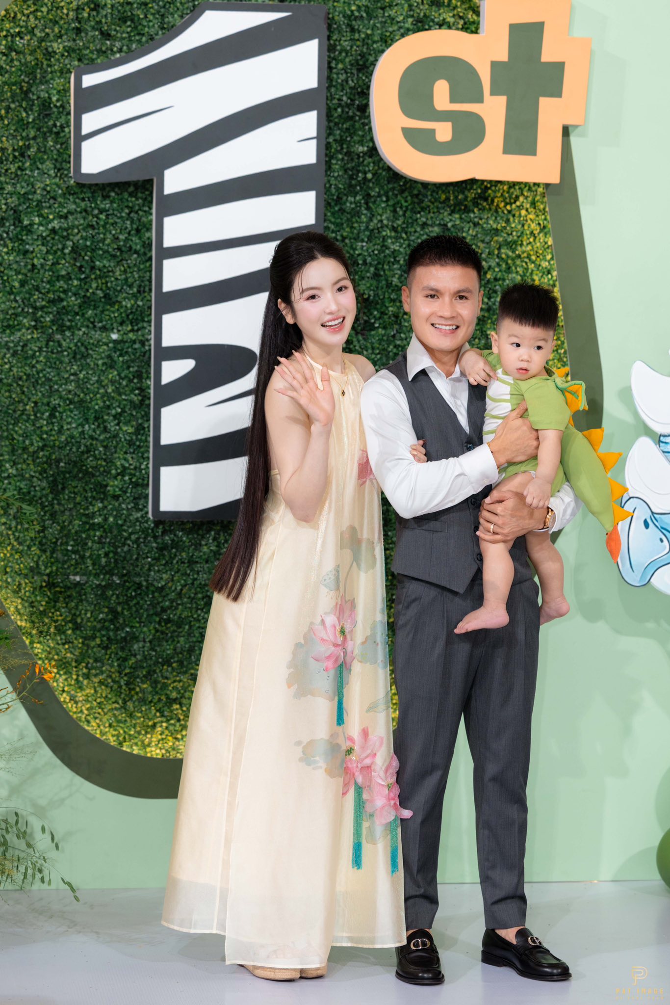Chu Thanh Huyền hóa cô dâu, Quang Hải bảnh bao như chú rể trong tiệc thôi nôi xa hoa loá mắt của con trai- Ảnh 1. Chu Thanh Huyền hóa cô dâu, Quang Hải bảnh bao như chú rể trong tiệc thôi nôi xa hoa loá mắt của con trai- Ảnh 1.
