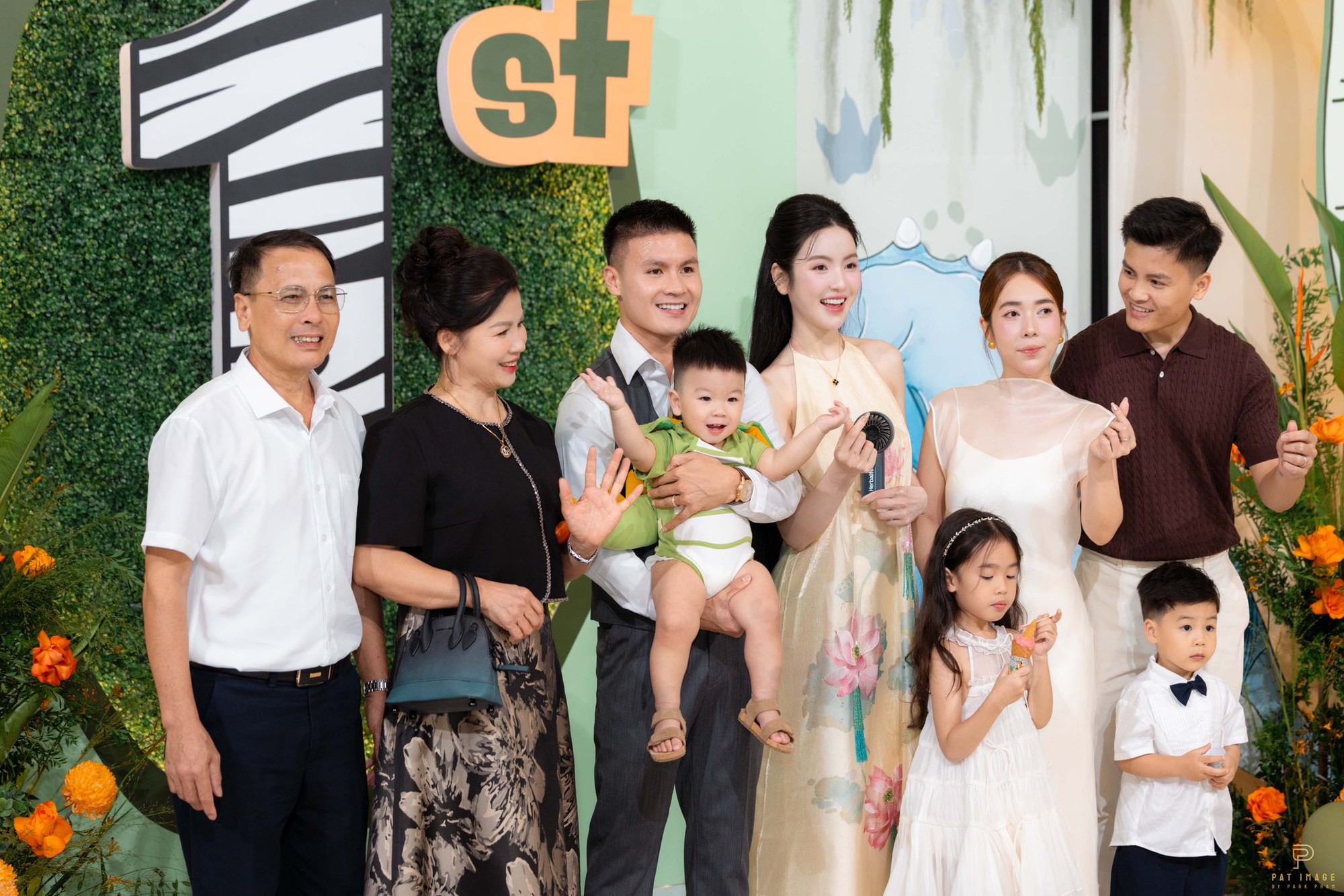 Chu Thanh Huyền hóa cô dâu, Quang Hải bảnh bao như chú rể trong tiệc thôi nôi xa hoa loá mắt của con trai- Ảnh 5. Chu Thanh Huyền hóa cô dâu, Quang Hải bảnh bao như chú rể trong tiệc thôi nôi xa hoa loá mắt của con trai- Ảnh 5.