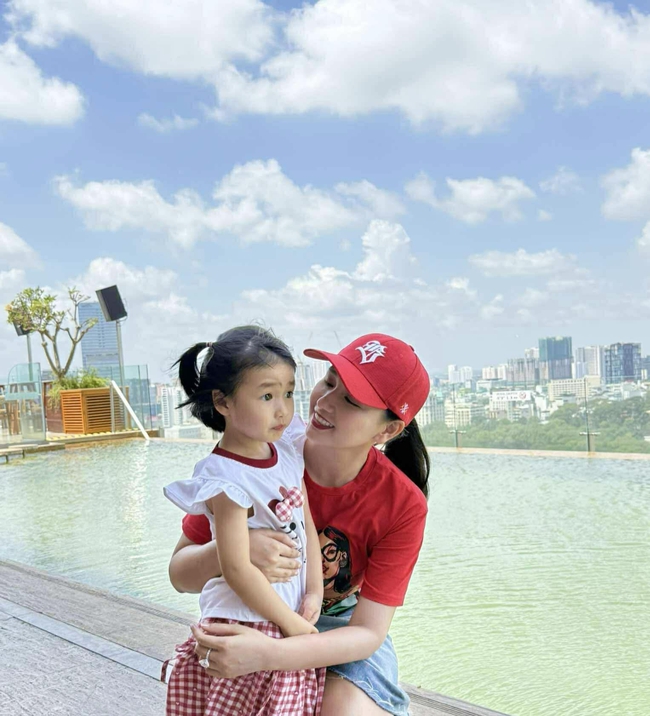 Soi chuyện con cái của cặp bạn thân là phú bà VBiz, phát hiện điểm chung thú vị: Đã giàu sụ còn dạy con khéo thế này- Ảnh 4. Soi chuyện con cái của cặp bạn thân là phú bà VBiz, phát hiện điểm chung thú vị: Đã giàu sụ còn dạy con khéo thế này- Ảnh 4.