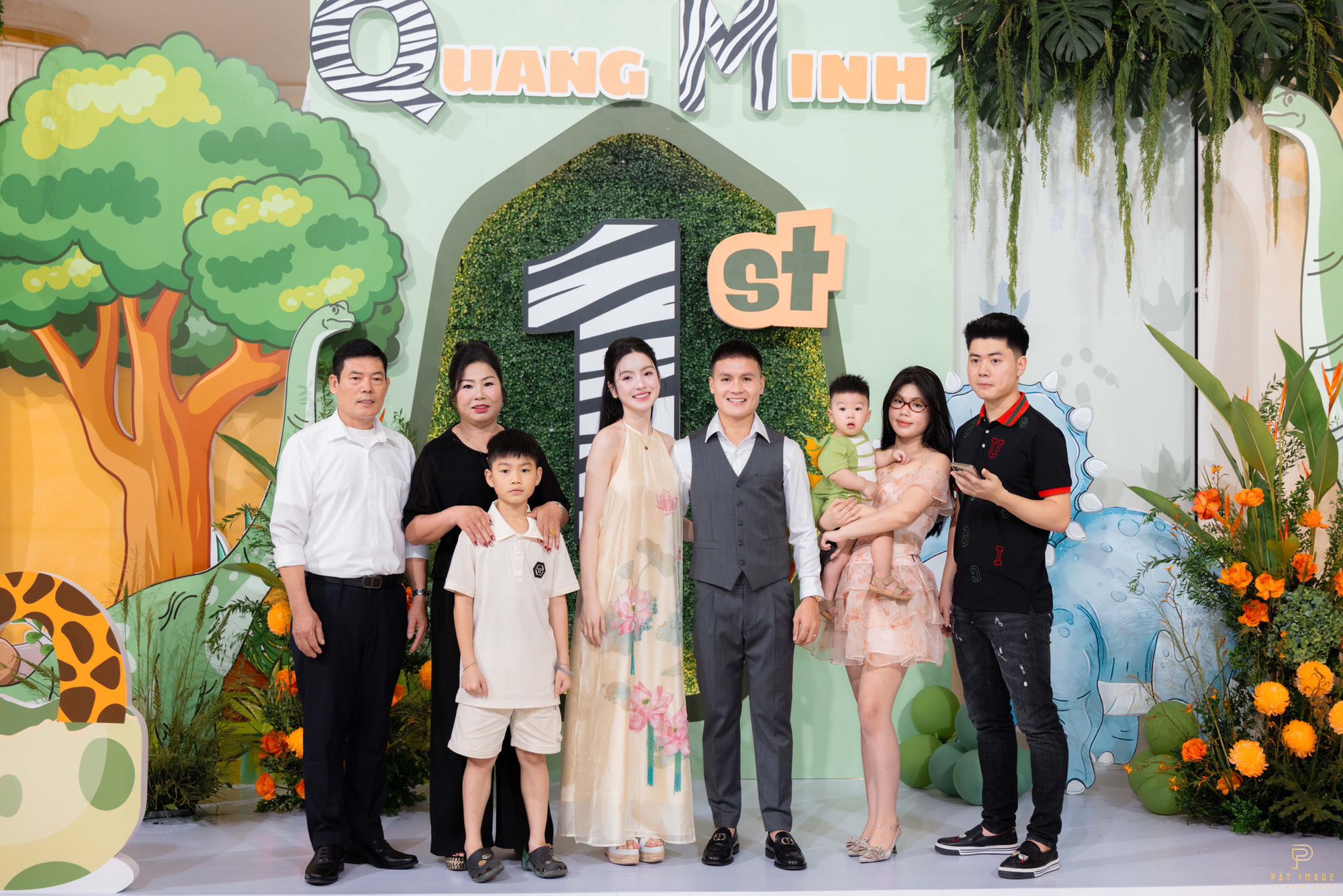 Chu Thanh Huyền hóa cô dâu, Quang Hải bảnh bao như chú rể trong tiệc thôi nôi xa hoa loá mắt của con trai- Ảnh 4. Chu Thanh Huyền hóa cô dâu, Quang Hải bảnh bao như chú rể trong tiệc thôi nôi xa hoa loá mắt của con trai- Ảnh 4.