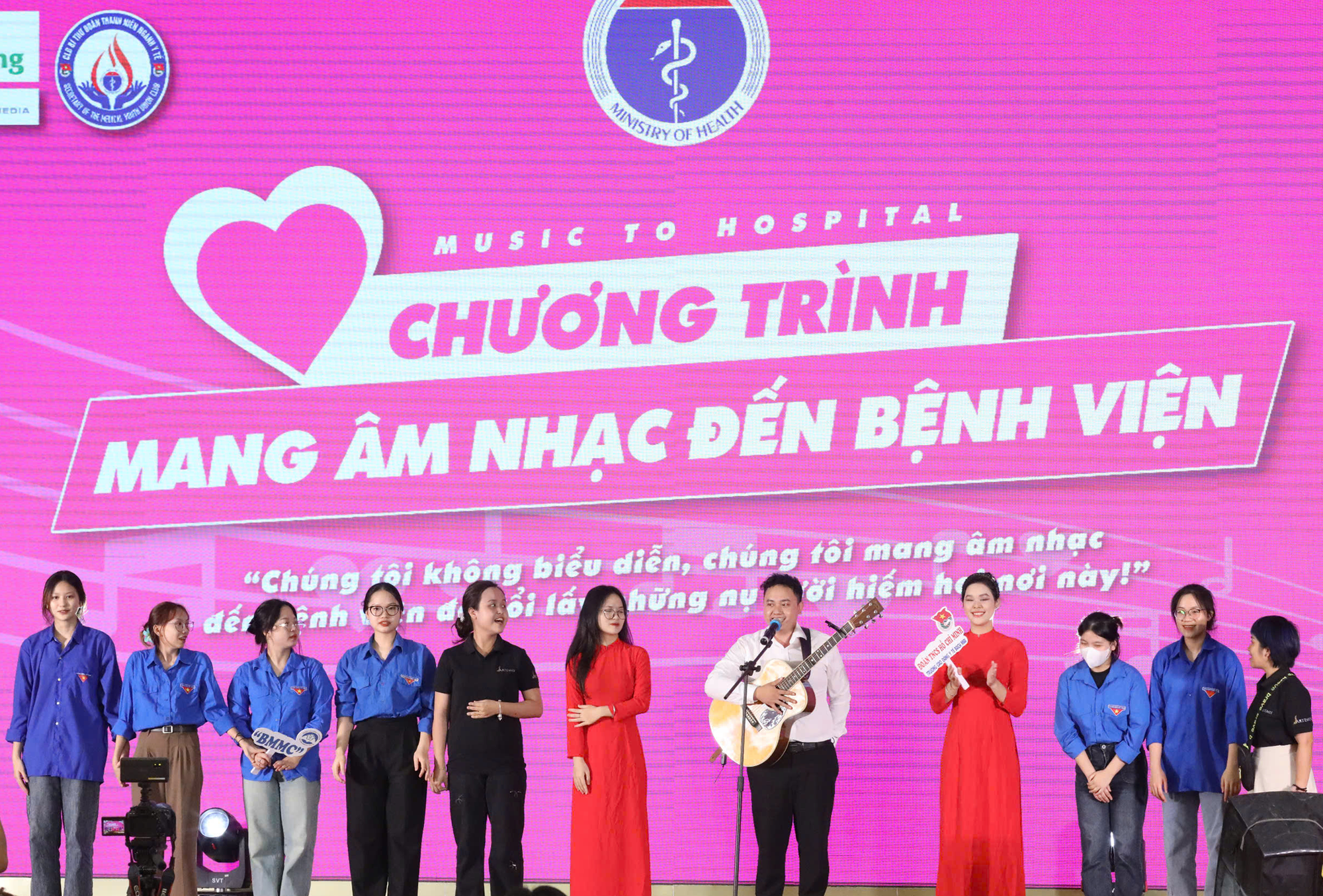 Âm nhạc và yêu thương: Hành trình gieo mầm hy vọng nơi bệnh viện- Ảnh 7. Âm nhạc và yêu thương: Hành trình gieo mầm hy vọng nơi bệnh viện- Ảnh 7.