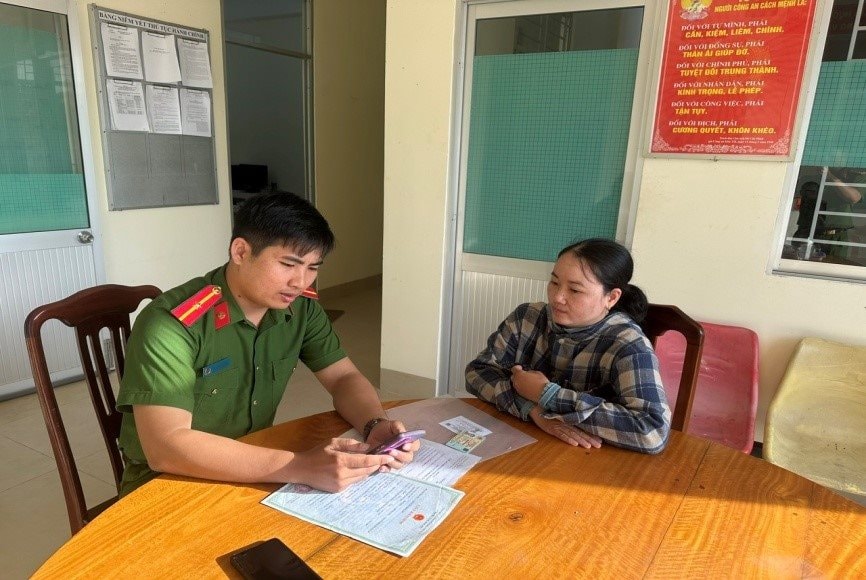 Người phụ nữ ở Tây Ninh đi trình báo do nghi ngờ bị lừa đảo, kết quả được Công an phát hiện ứng dụng lạ được cài trong điện thoại- Ảnh 1. Người phụ nữ ở Tây Ninh đi trình báo do nghi ngờ bị lừa đảo, kết quả được Công an phát hiện ứng dụng lạ được cài trong điện thoại- Ảnh 1.