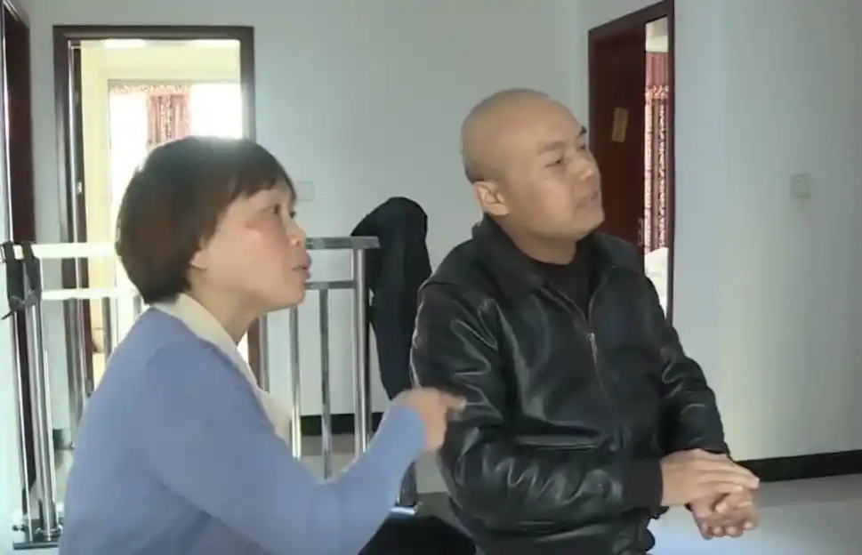 Người đàn ông mang 3,2 tỷ đền bù đất đi gửi tiết kiệm, lúc bị ung thư đến rút phát hiện còn 5.000 đồng, ngân hàng: “Chính anh chuyển tiền đi”- Ảnh 3. Người đàn ông mang 3,2 tỷ đền bù đất đi gửi tiết kiệm, lúc bị ung thư đến rút phát hiện còn 5.000 đồng, ngân hàng: “Chính anh chuyển tiền đi”- Ảnh 3.