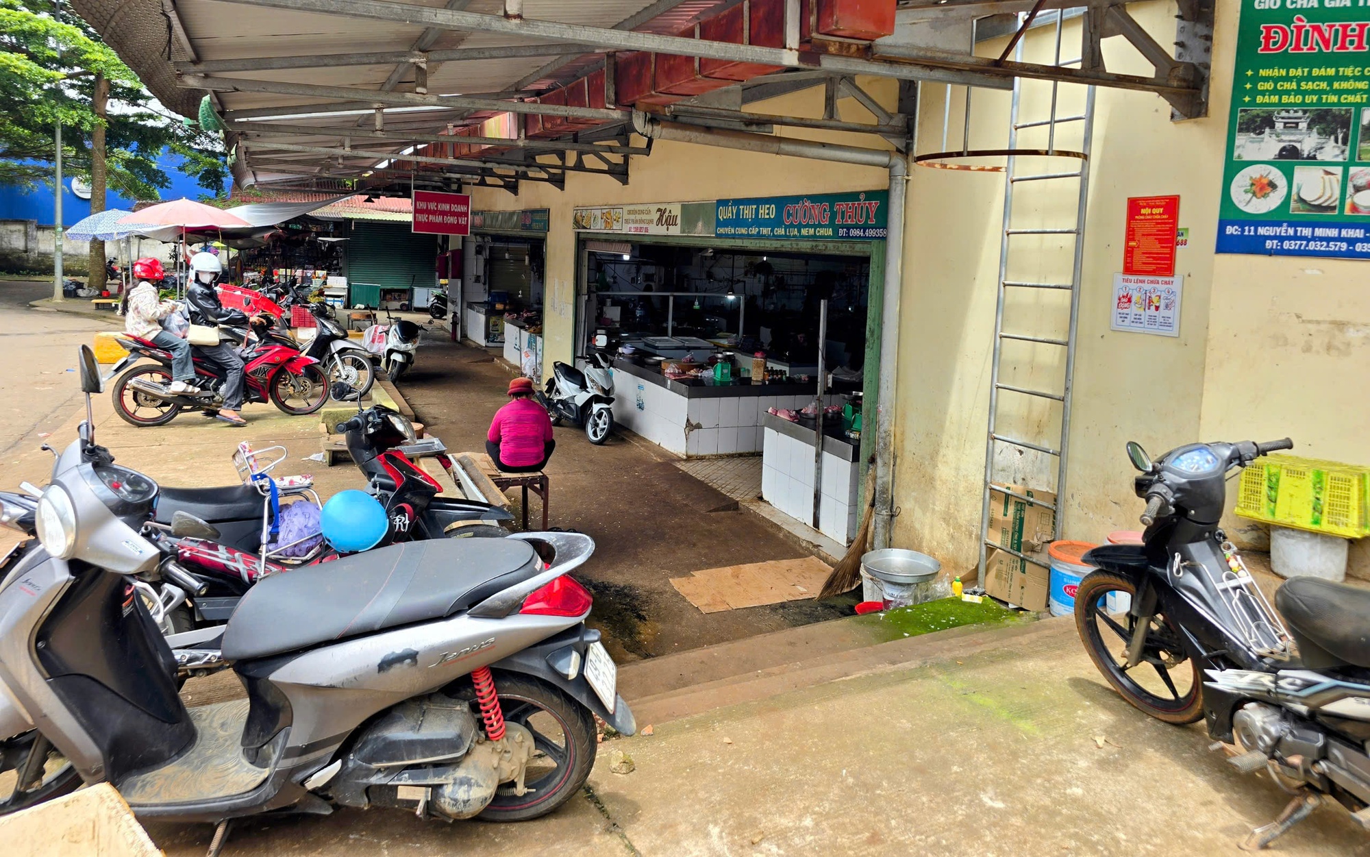 Vụ nữ tiểu thương bị hành hung tại chợ Di Linh: Nhân chứng lên tiếng- Ảnh 2. Vụ nữ tiểu thương bị hành hung tại chợ Di Linh: Nhân chứng lên tiếng- Ảnh 2.