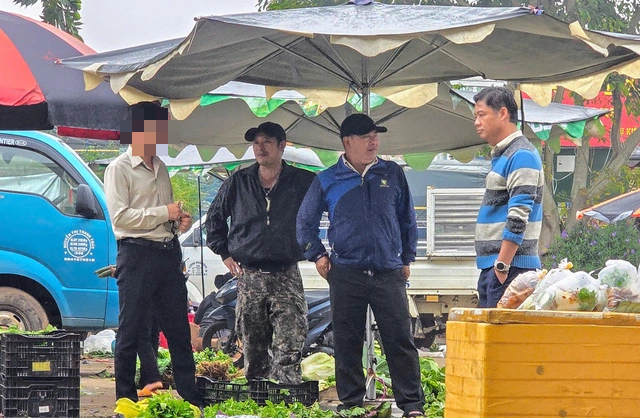 Vụ nữ tiểu thương bị hành hung tại chợ Di Linh: Nhân chứng lên tiếng- Ảnh 3. Vụ nữ tiểu thương bị hành hung tại chợ Di Linh: Nhân chứng lên tiếng- Ảnh 3.