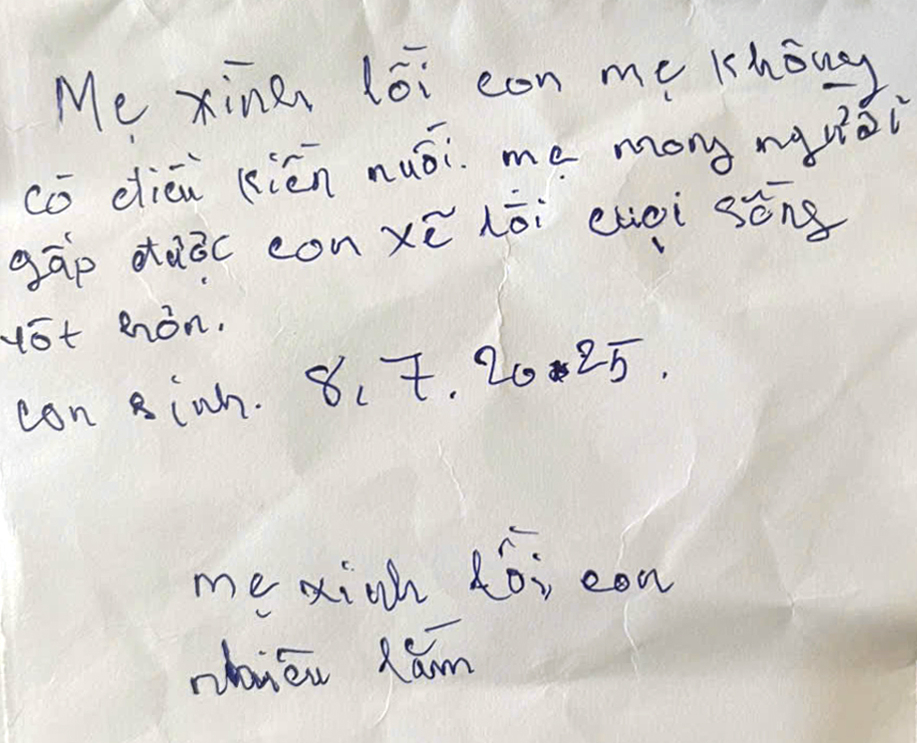 Người mẹ bỏ rơi bé trai trong rừng cao su Đồng Nai với mảnh giấy "xin lỗi con nhiều lắm"- Ảnh 1. Người mẹ bỏ rơi bé trai trong rừng cao su Đồng Nai với mảnh giấy "xin lỗi con nhiều lắm"- Ảnh 1.