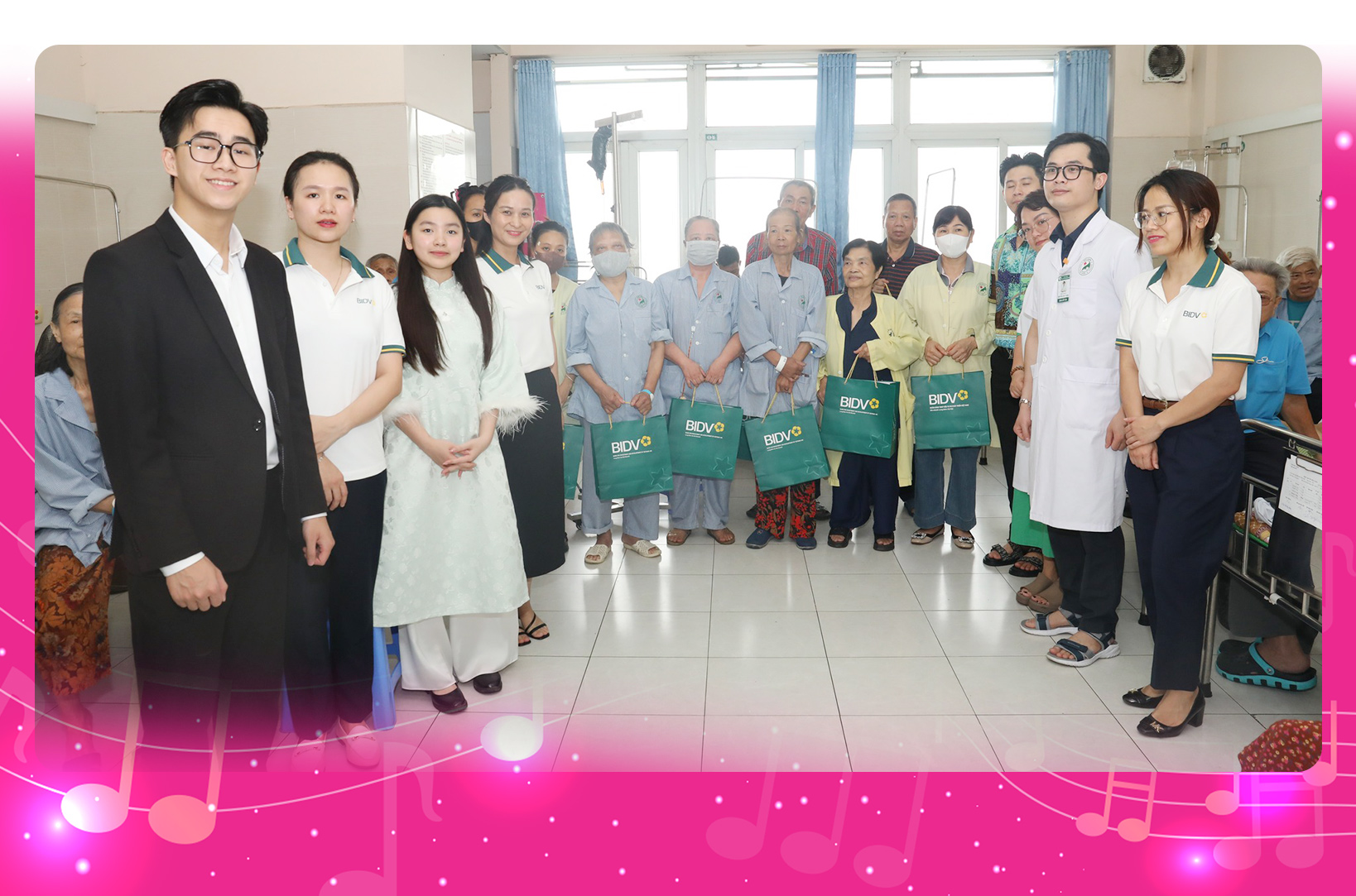 Âm nhạc và yêu thương: Hành trình gieo mầm hy vọng nơi bệnh viện- Ảnh 4. Âm nhạc và yêu thương: Hành trình gieo mầm hy vọng nơi bệnh viện- Ảnh 4.