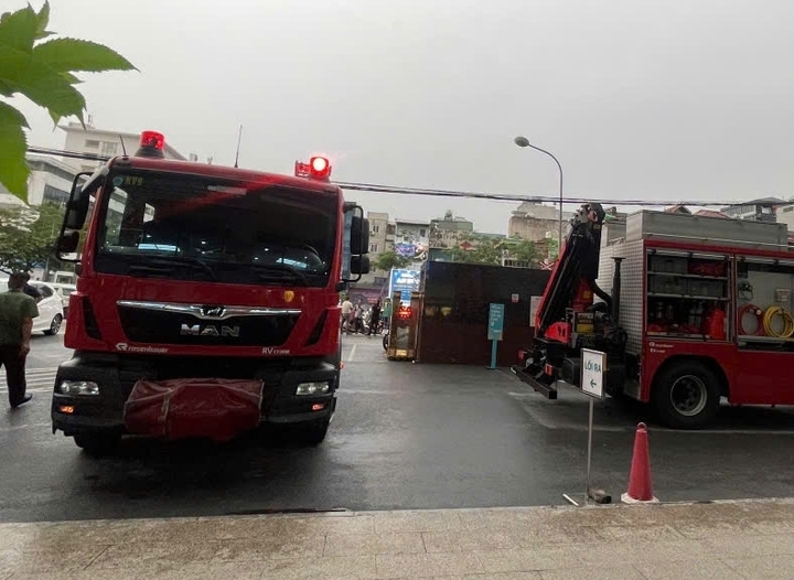 Giải cứu người phụ nữ trèo lên nóc tòa nhà Bệnh viện Bạch Mai, Hà Nội- Ảnh 2. Giải cứu người phụ nữ trèo lên nóc tòa nhà Bệnh viện Bạch Mai, Hà Nội- Ảnh 2.