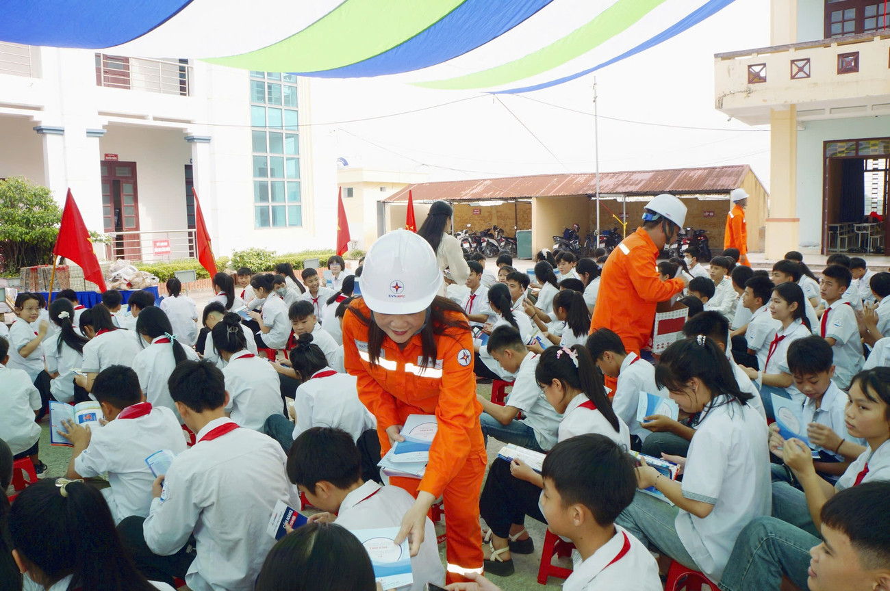 Tiêu thụ điện tăng mạnh, Bộ Công Thương khuyến nghị sử dụng điện tiết kiệm, tránh hoá đơn tiền điện tăng cao- Ảnh 3. Tiêu thụ điện tăng mạnh, Bộ Công Thương khuyến nghị sử dụng điện tiết kiệm, tránh hoá đơn tiền điện tăng cao- Ảnh 3.