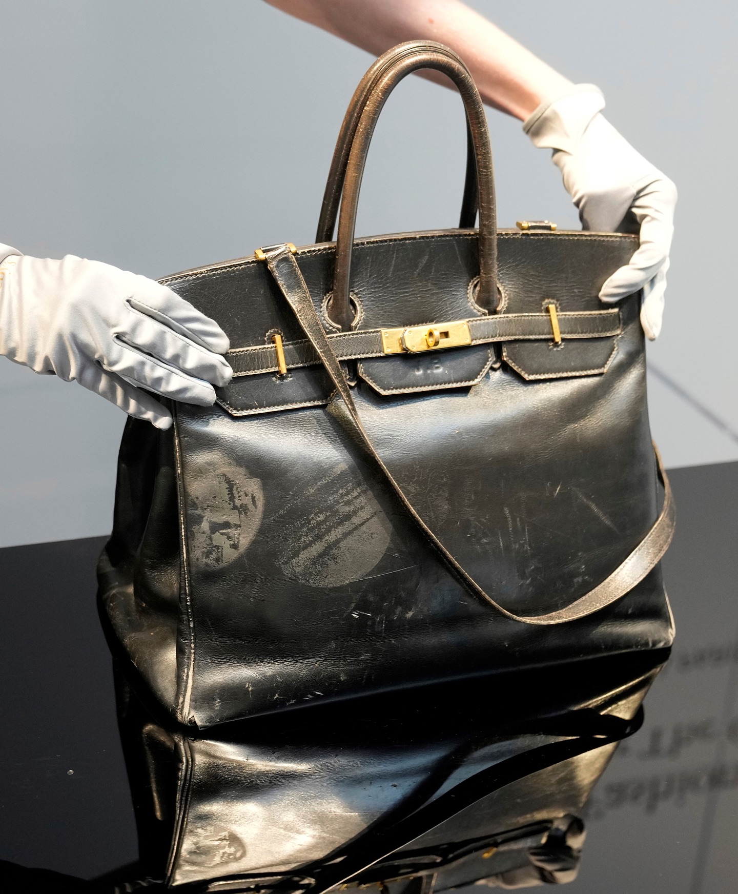 Người bỏ ra 260 tỷ đồng mua chiếc Hermès Birkin nguyên bản là ai?- Ảnh 5. Người bỏ ra 260 tỷ đồng mua chiếc Hermès Birkin nguyên bản là ai?- Ảnh 5.