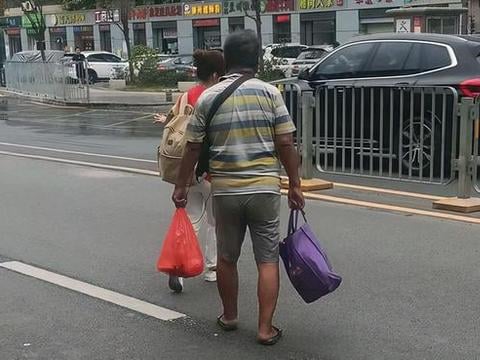 Chủ tịch sở hữu khối tài sản hơn 364 tỷ đồng bỗng phá sản, phải ra đường ăn xin: 20 năm trước ruồng rẫy vợ con, ngày trở về nghe quý tử nói 1 câu mà nghẹn lòng- Ảnh 2. Chủ tịch sở hữu khối tài sản hơn 364 tỷ đồng bỗng phá sản, phải ra đường ăn xin: 20 năm trước ruồng rẫy vợ con, ngày trở về nghe quý tử nói 1 câu mà nghẹn lòng- Ảnh 2.