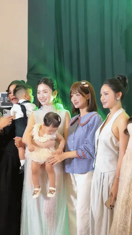 Hoà Minzy dẫn Bo Thúi đến dự sinh nhật con trai Quang Hải, chiếm spotlight với visual Hoà Minzy dẫn Bo Thúi đến dự sinh nhật con trai Quang Hải, chiếm spotlight với visual