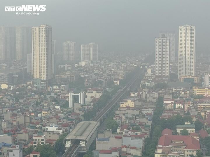 Hà Nội mù mịt sương từ sáng sớm, ô nhiễm không khí thứ 2 thế giới- Ảnh 3. Hà Nội mù mịt sương từ sáng sớm, ô nhiễm không khí thứ 2 thế giới- Ảnh 3.