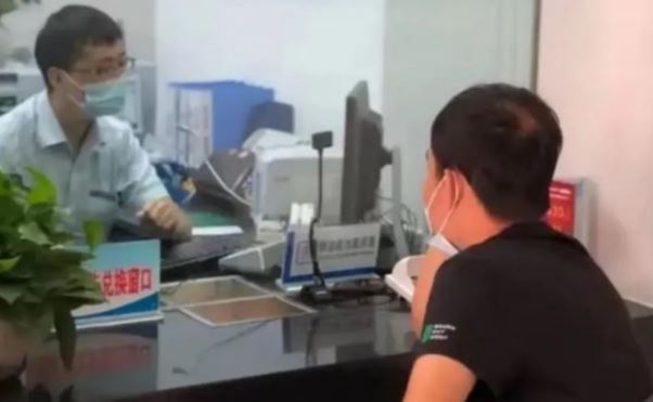 Người đàn ông gửi tiết kiệm hơn 8,8 tỷ đồng, 10 năm sau phát hiện số dư còn 0, ngân hàng khẳng định: “Không phải việc của chúng tôi”- Ảnh 1. Người đàn ông gửi tiết kiệm hơn 8,8 tỷ đồng, 10 năm sau phát hiện số dư còn 0, ngân hàng khẳng định: “Không phải việc của chúng tôi”- Ảnh 1.