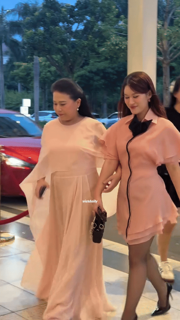 Mặc sai dress code, tiểu thư 7.000 tỷ của showbiz Việt gây tranh cãi tại đám cưới Cindy Lư - Đạt G- Ảnh 1. Mặc sai dress code, tiểu thư 7.000 tỷ của showbiz Việt gây tranh cãi tại đám cưới Cindy Lư - Đạt G- Ảnh 1.