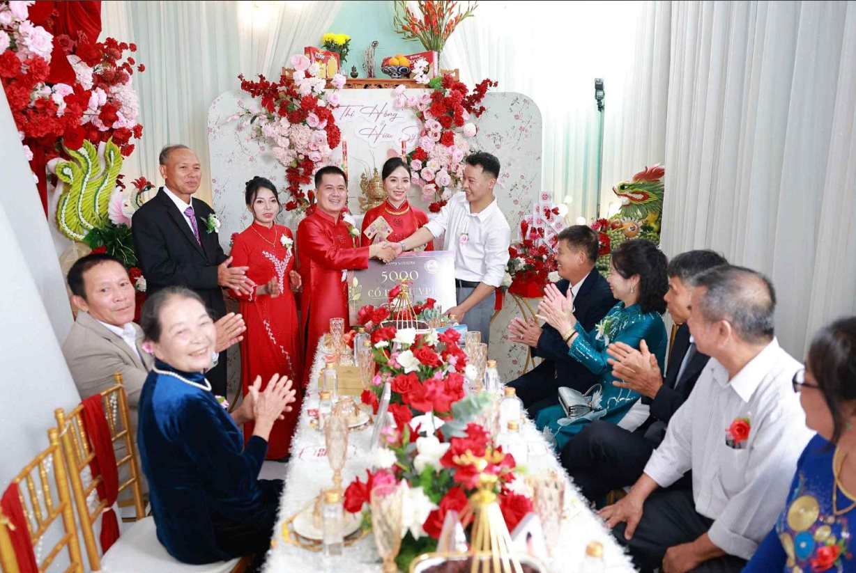 Đôi vợ chồng vừa được mừng cưới 5.000 cổ phiếu VPB nhận "lãi to" sau 1 phiên giao dịch: Đám cưới viral vì món quà "thịnh vượng"- Ảnh 1. Đôi vợ chồng vừa được mừng cưới 5.000 cổ phiếu VPB nhận "lãi to" sau 1 phiên giao dịch: Đám cưới viral vì món quà "thịnh vượng"- Ảnh 1.