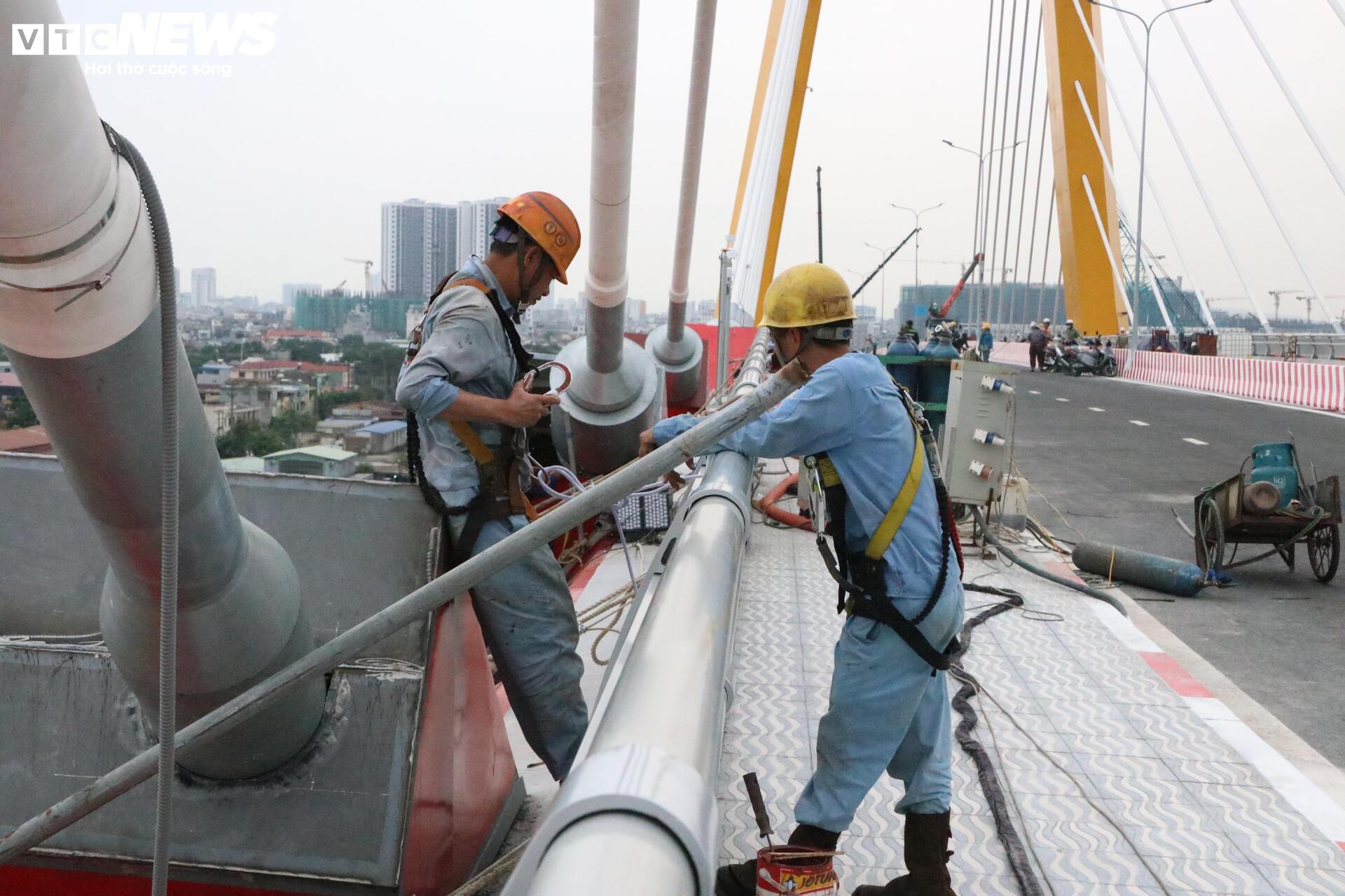 Cận cảnh cầu Hoàng Gia 2.300 tỷ đồng bắc qua sông Cấm trước ngày thông xe- Ảnh 12. Cận cảnh cầu Hoàng Gia 2.300 tỷ đồng bắc qua sông Cấm trước ngày thông xe- Ảnh 12.