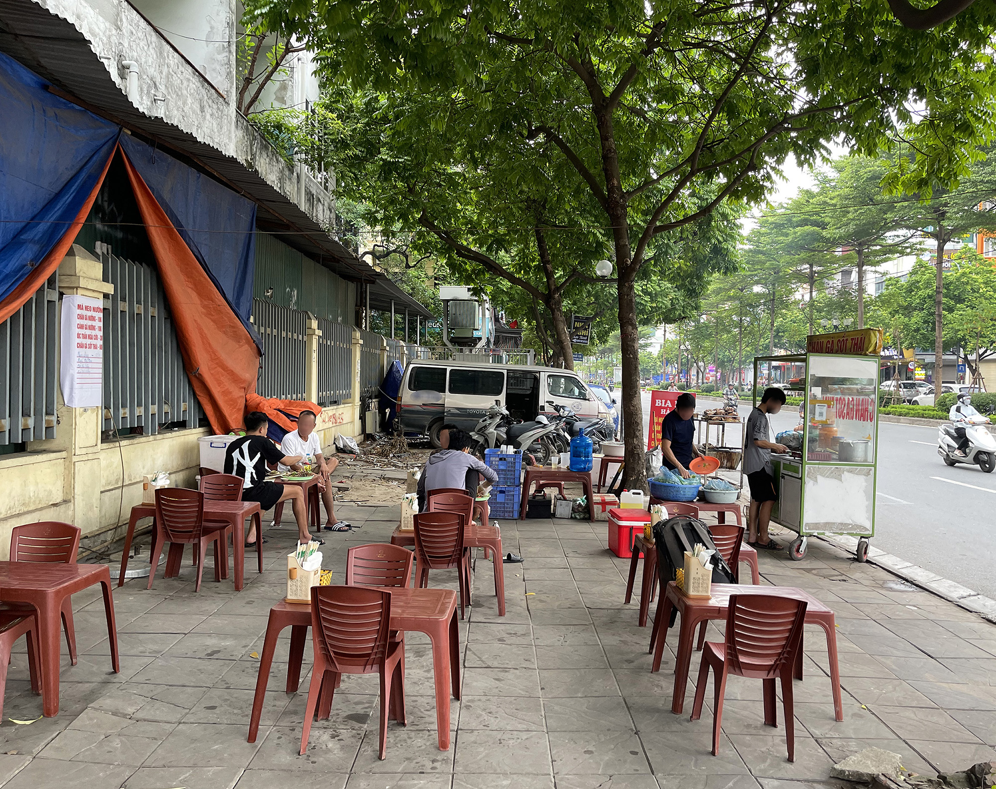 Vỉa hè Hà Nội tiếp tục bị “nuốt chửng” bởi hàng quán, người đi bộ xuống lòng đường nhường cho... người đi nhậu- Ảnh 3.