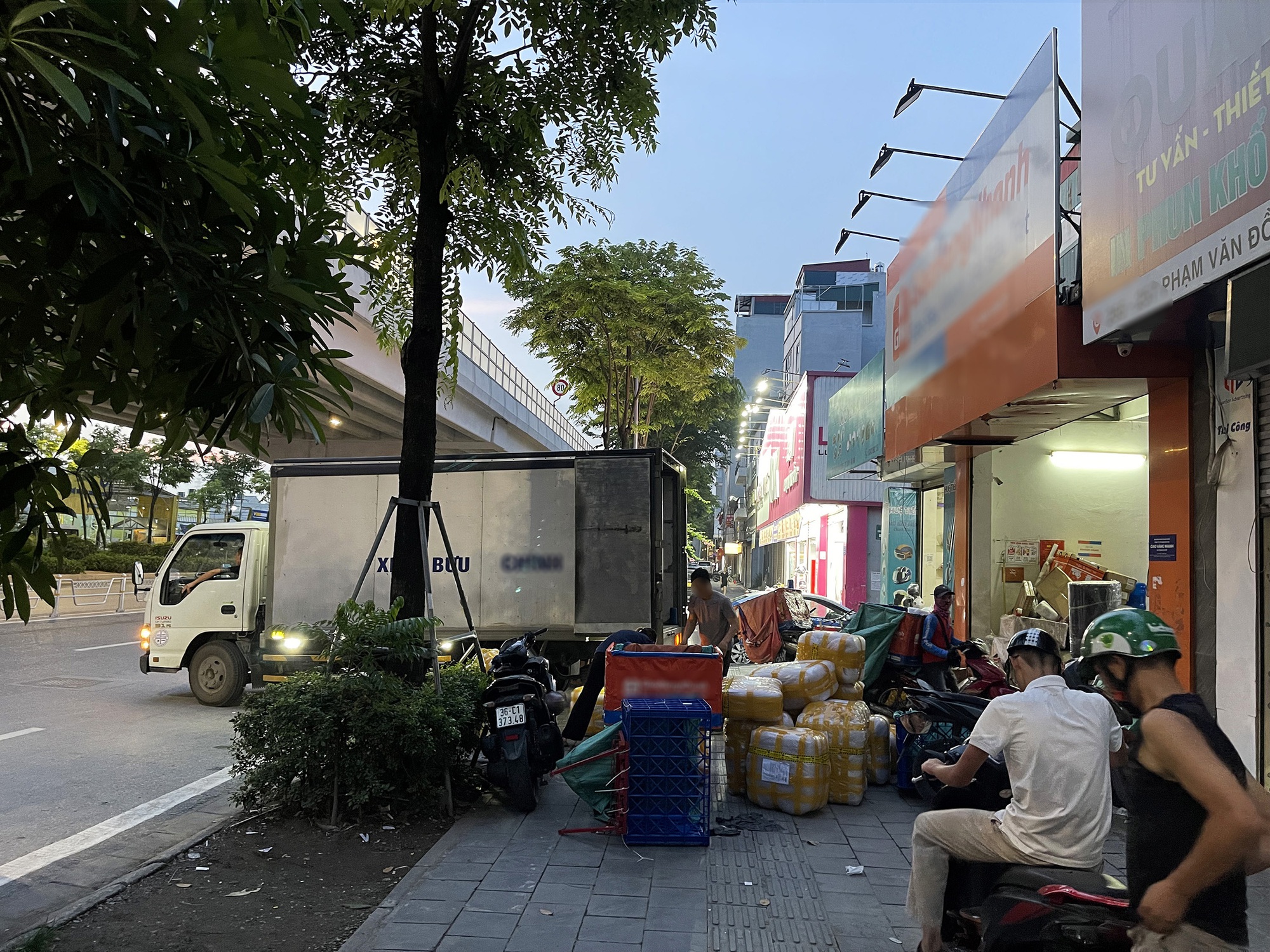 Vỉa hè Hà Nội tiếp tục bị “nuốt chửng” bởi hàng quán, người đi bộ xuống lòng đường nhường cho... người đi nhậu- Ảnh 6.