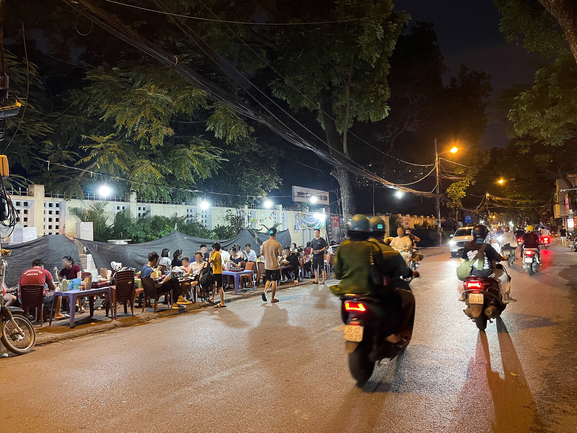 Vỉa hè Hà Nội tiếp tục bị “nuốt chửng” bởi hàng quán, người đi bộ xuống lòng đường nhường cho... người đi nhậu- Ảnh 4.