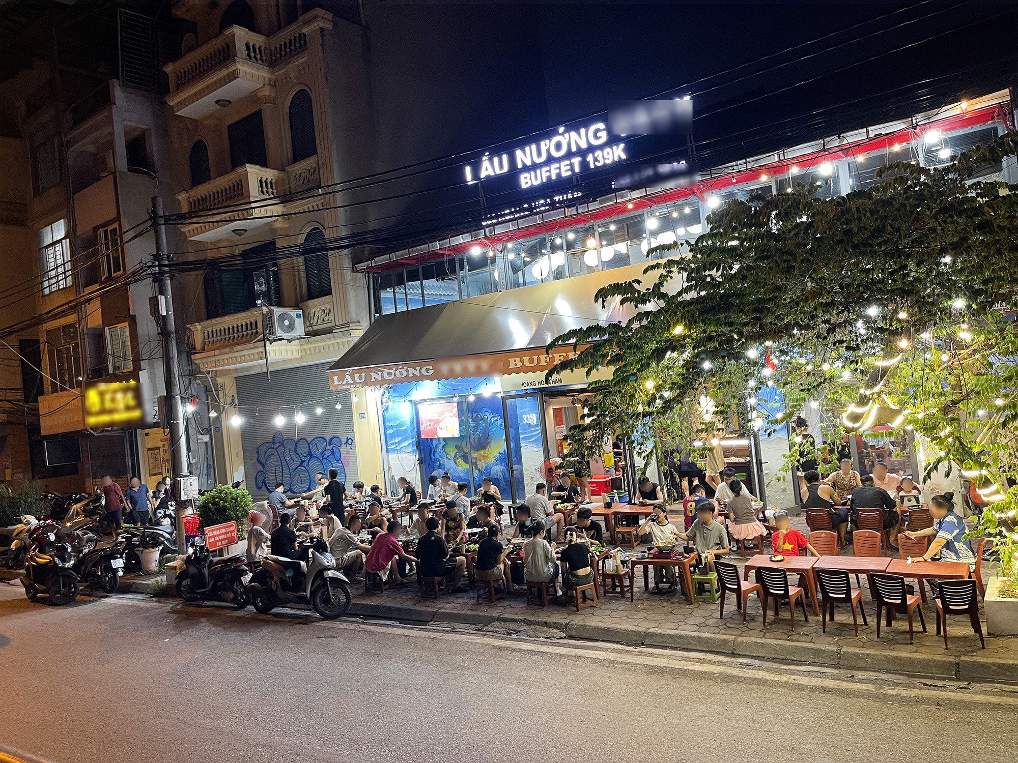 Vỉa hè Hà Nội tiếp tục bị “nuốt chửng” bởi hàng quán, người đi bộ xuống lòng đường nhường cho... người đi nhậu- Ảnh 5.