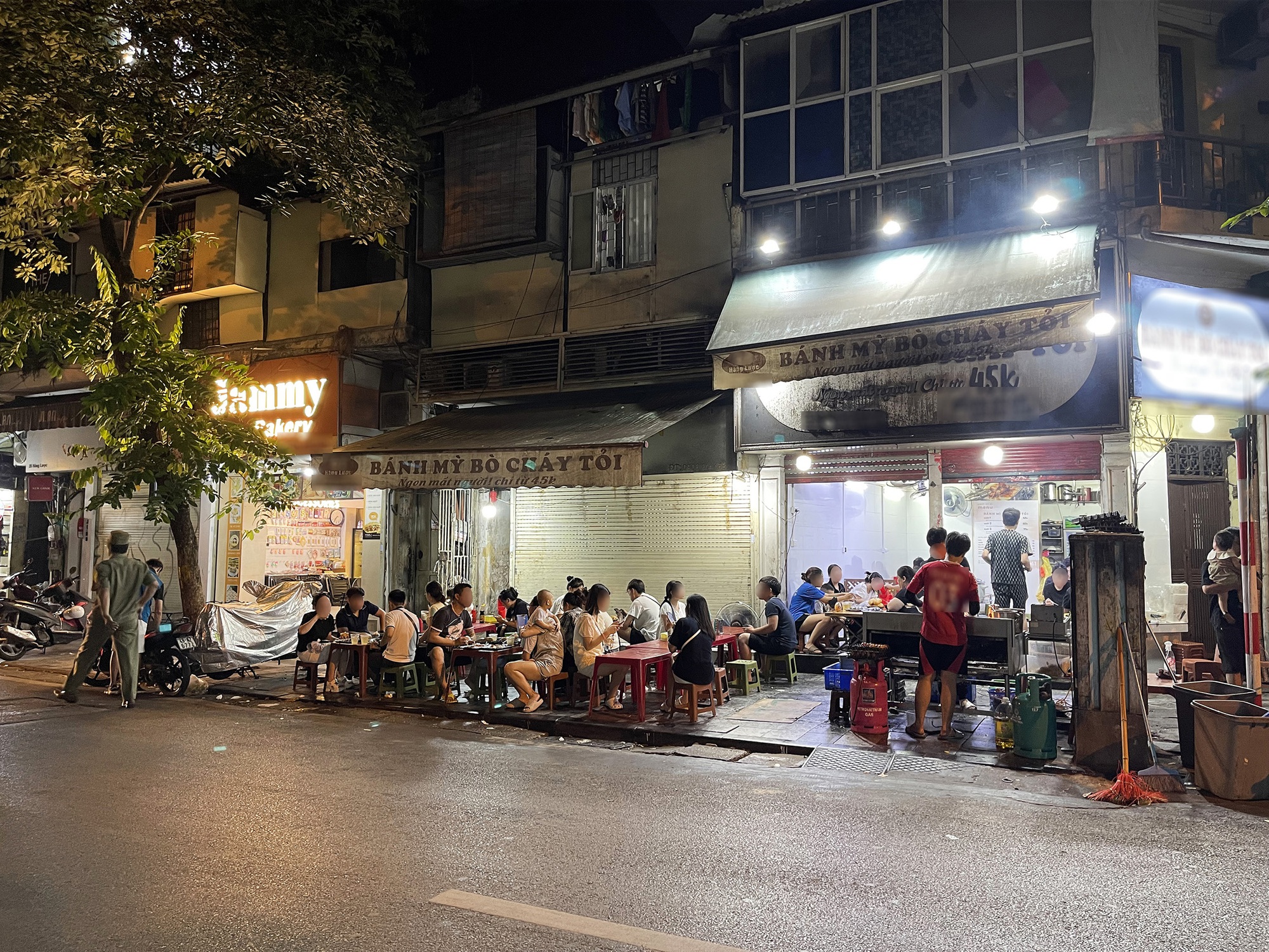 Vỉa hè Hà Nội tiếp tục bị “nuốt chửng” bởi hàng quán, người đi bộ xuống lòng đường nhường cho... người đi nhậu- Ảnh 8.