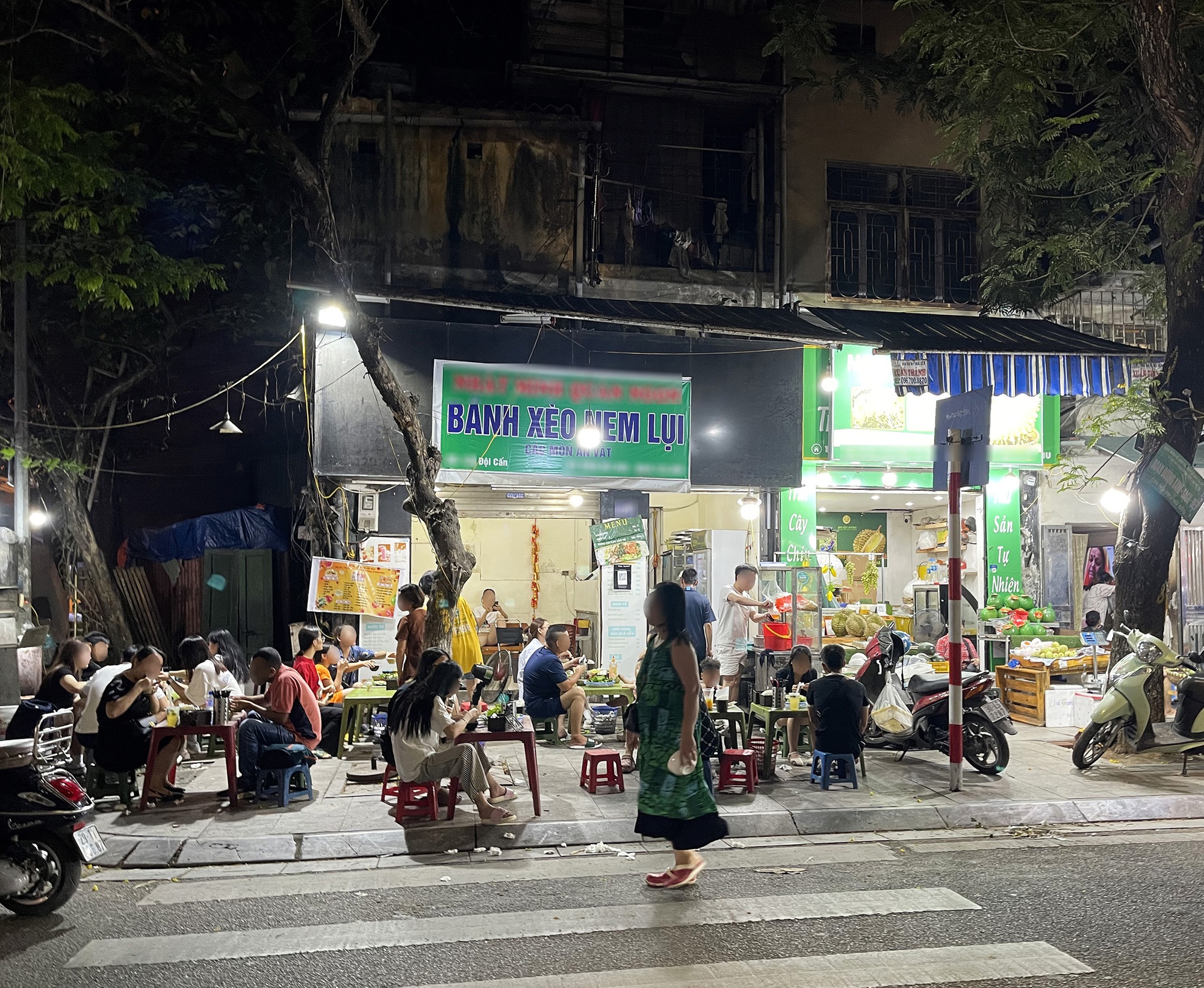 Vỉa hè Hà Nội tiếp tục bị “nuốt chửng” bởi hàng quán, người đi bộ xuống lòng đường nhường cho... người đi nhậu- Ảnh 11.