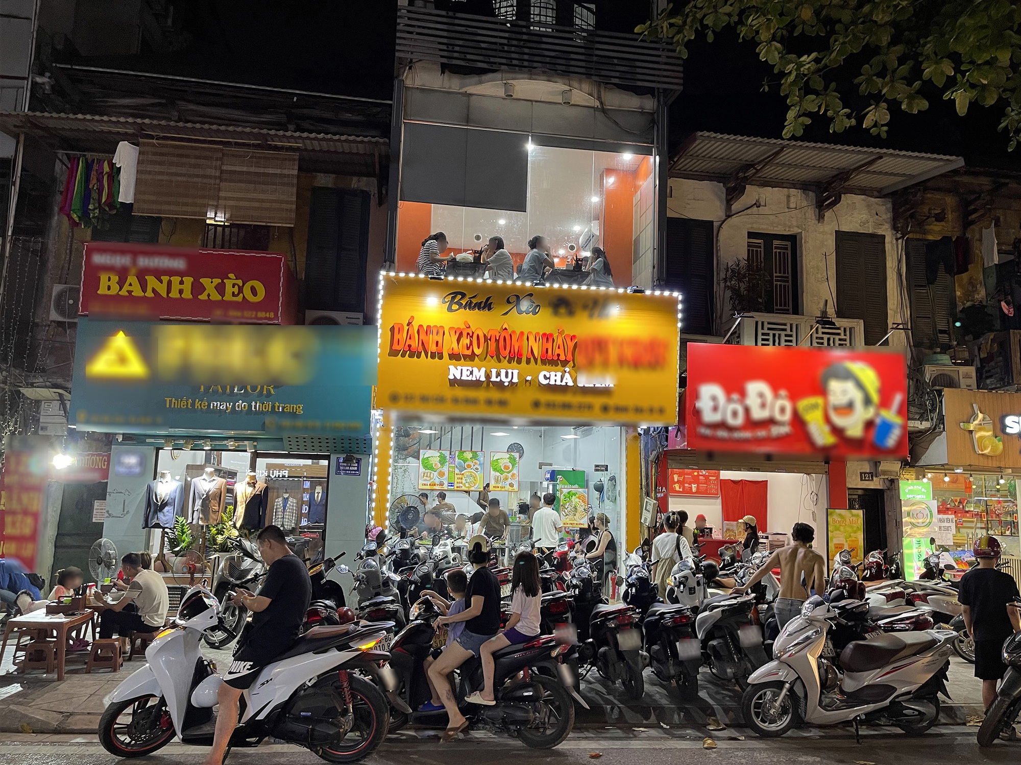 Vỉa hè Hà Nội tiếp tục bị “nuốt chửng” bởi hàng quán, người đi bộ xuống lòng đường nhường cho... người đi nhậu- Ảnh 10.