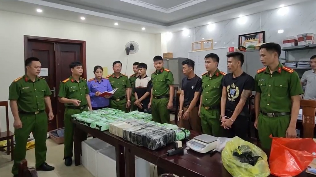 Bắt giữ xe ô tô chở 60 bánh heroin và 37 kg ma túy đá- Ảnh 1. Bắt giữ xe ô tô chở 60 bánh heroin và 37 kg ma túy đá- Ảnh 1.