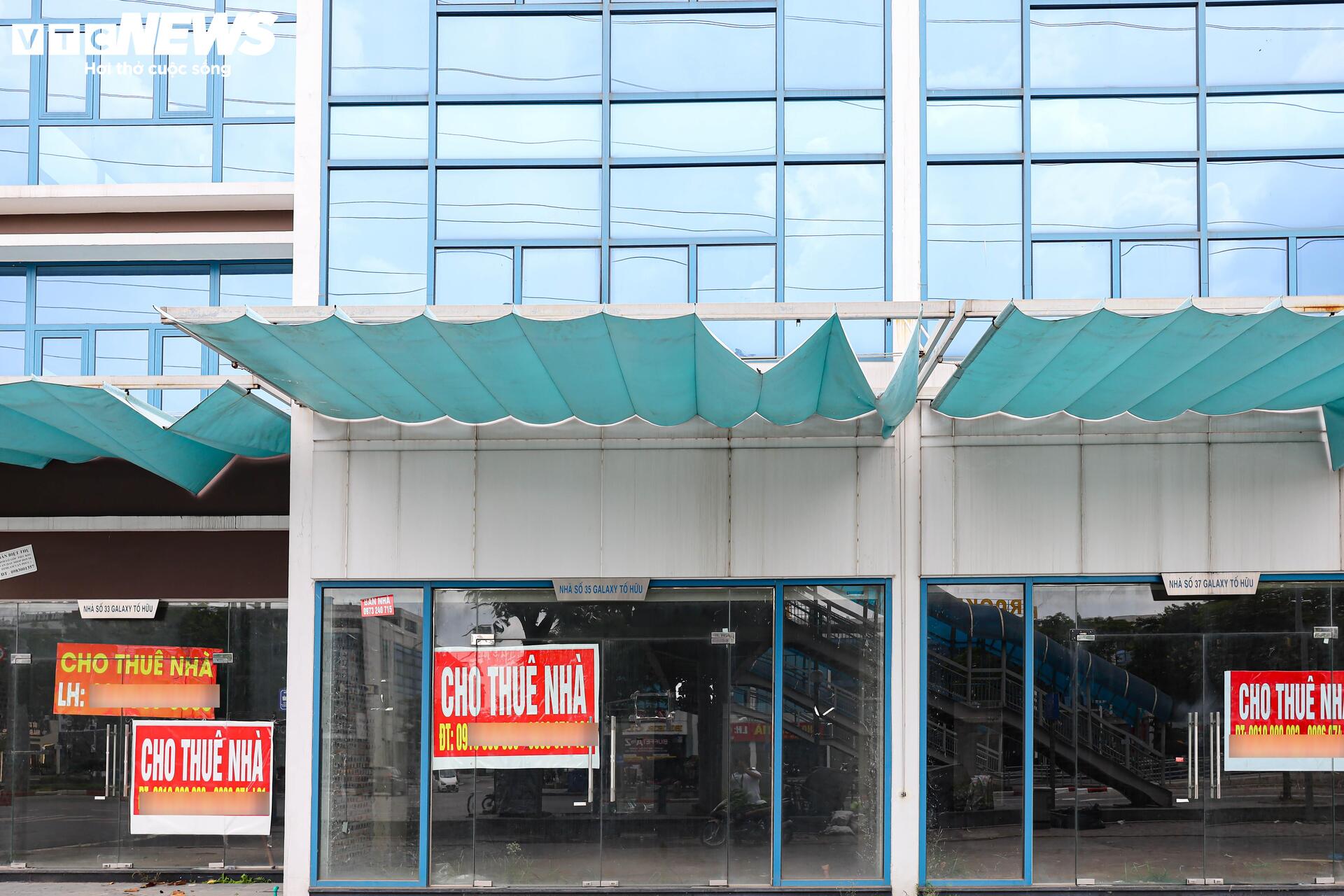 Shophouse giá chục tỷ đóng cửa im ỉm, hóa 'phố không người' trên đất vàng Hà Nội- Ảnh 9. Shophouse giá chục tỷ đóng cửa im ỉm, hóa 'phố không người' trên đất vàng Hà Nội- Ảnh 9.