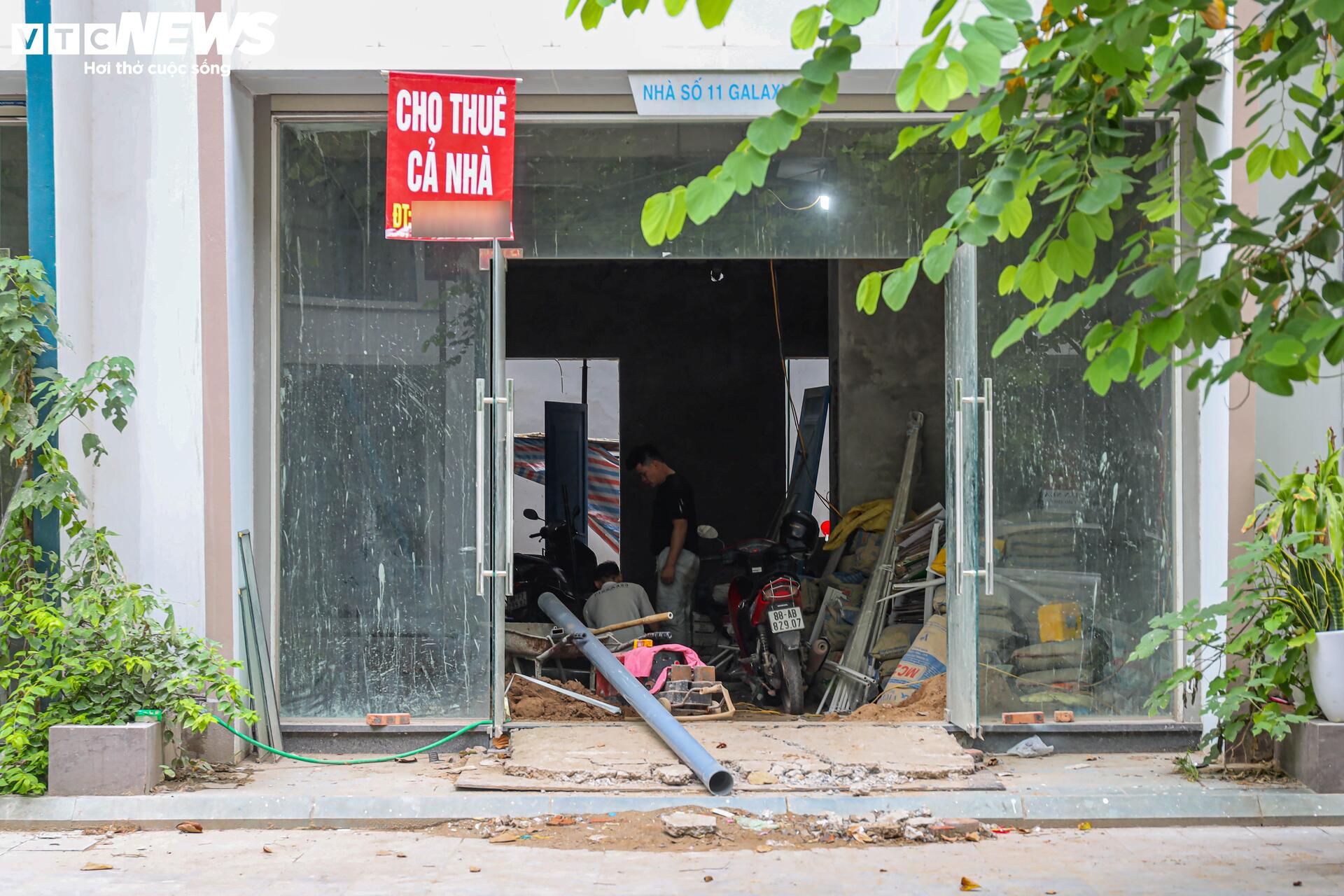 Shophouse giá chục tỷ đóng cửa im ỉm, hóa 'phố không người' trên đất vàng Hà Nội- Ảnh 12. Shophouse giá chục tỷ đóng cửa im ỉm, hóa 'phố không người' trên đất vàng Hà Nội- Ảnh 12.