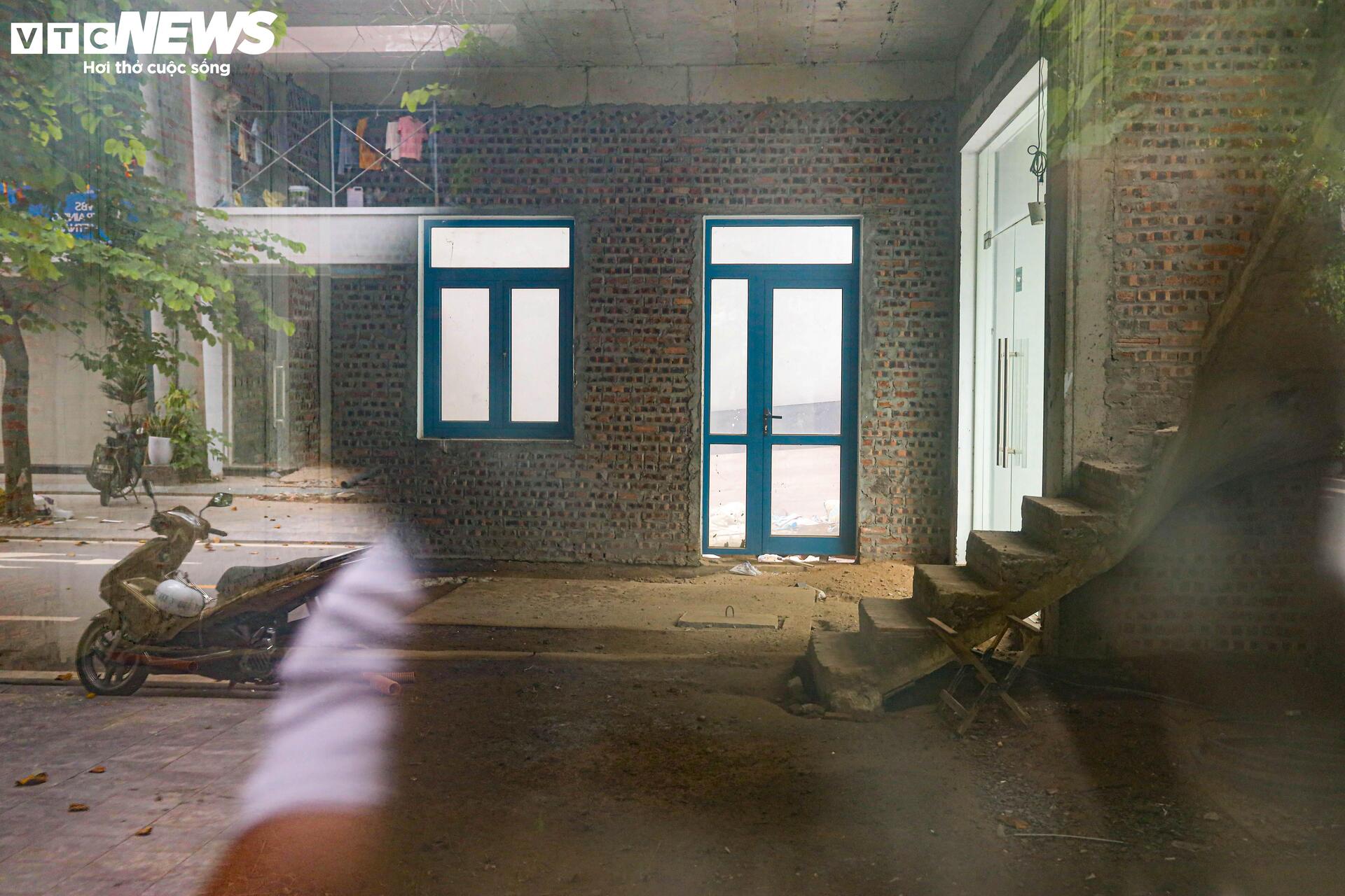 Shophouse giá chục tỷ đóng cửa im ỉm, hóa 'phố không người' trên đất vàng Hà Nội- Ảnh 13. Shophouse giá chục tỷ đóng cửa im ỉm, hóa 'phố không người' trên đất vàng Hà Nội- Ảnh 13.