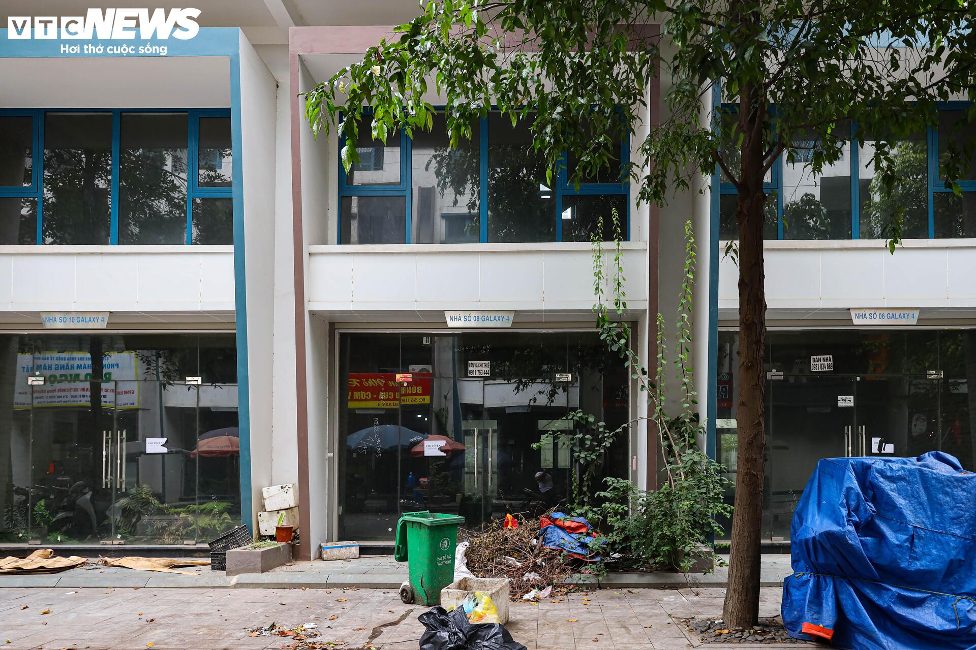 Shophouse giá chục tỷ đóng cửa im ỉm, hóa 'phố không người' trên đất vàng Hà Nội- Ảnh 11. Shophouse giá chục tỷ đóng cửa im ỉm, hóa 'phố không người' trên đất vàng Hà Nội- Ảnh 11.
