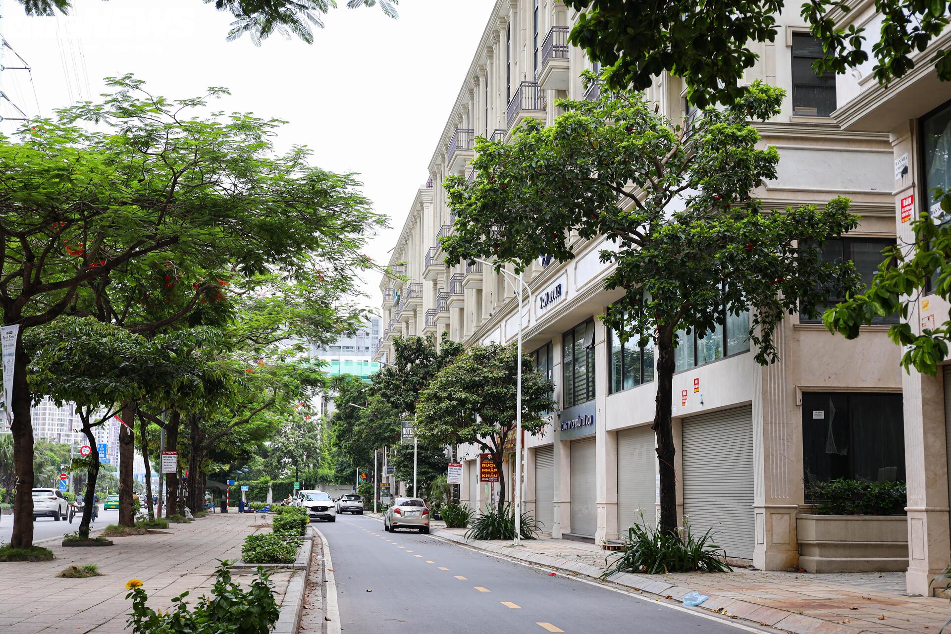Shophouse giá chục tỷ đóng cửa im ỉm, hóa 'phố không người' trên đất vàng Hà Nội- Ảnh 1. Shophouse giá chục tỷ đóng cửa im ỉm, hóa 'phố không người' trên đất vàng Hà Nội- Ảnh 1.